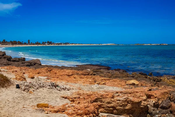 Ein schöner Blick auf die Mittelmeerküste mit Birkenwasser, einem Strand mit weißem Sand und einer grünen Palme. — Stockfoto
