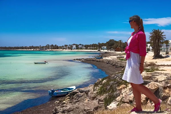 Uma menina bonita fica nas margens do Mar Mediterrâneo e olha para a distância no mar — Fotografia de Stock