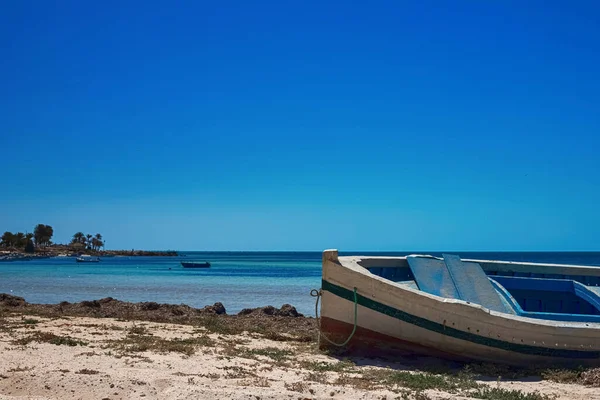 Maravilhosas vistas da costa mediterrânica com água de bétula, praia de areia branca e um barco de pesca — Fotografia de Stock