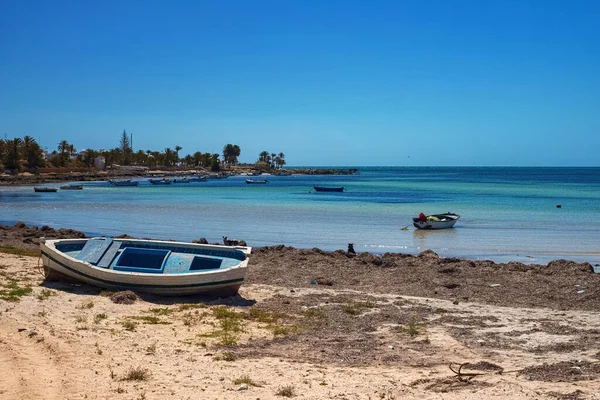 Maravilhosas vistas da costa mediterrânica com água de bétula, praia de areia branca e um barco de pesca — Fotografia de Stock