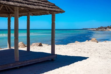 Huş ağacı suyu, beyaz kumsal ve sahildeki bungalovlarla Akdeniz 'in güzel manzarası.