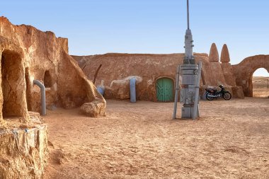 Sahra Çölü 'nde, kum tepeciklerine karşı Yıldız Savaşları filminin çekimleri için terk edilmiş..