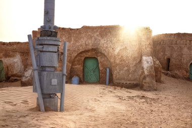 Sahra Çölü 'nde, kum tepeciklerine karşı Yıldız Savaşları filminin çekimleri için terk edilmiş..