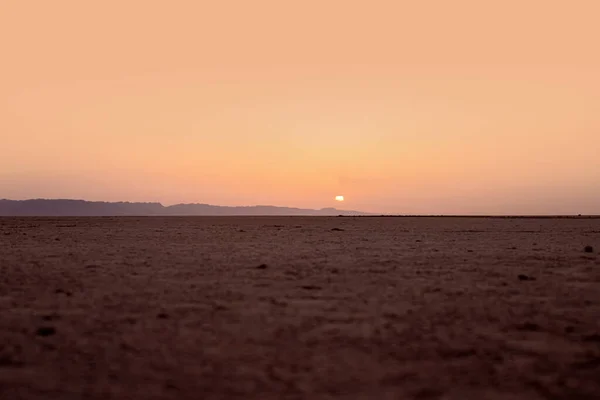 Beautiful sunrise over a salt lake in the Sahara Desert. — Stock Photo, Image