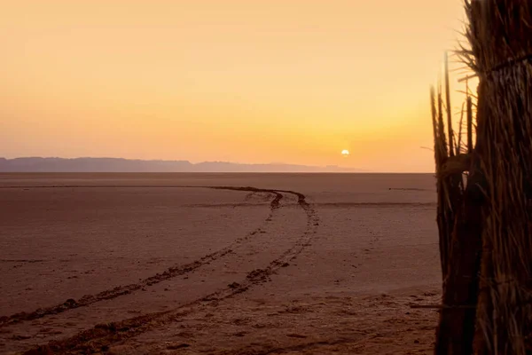 Beautiful sunrise over a salt lake in the Sahara Desert. — Stock Photo, Image