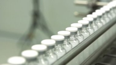 Uyuşturucu ilaç fabrikası konveyör satırında şişe