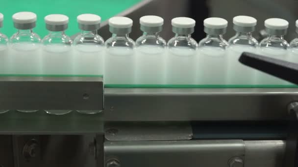 Bottles with drugs on the conveyor line in pharmaceutical factory — Stock Video