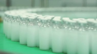 Uyuşturucu ilaç fabrikası konveyör satırında şişe