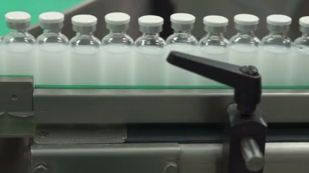 Flaskor med droger på raden transportband i farmaceutiska fabrik — Stockvideo