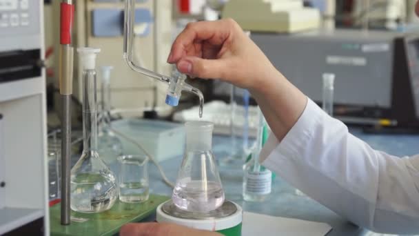 Reacción química y análisis en laboratorio farmacéutico — Vídeo de stock