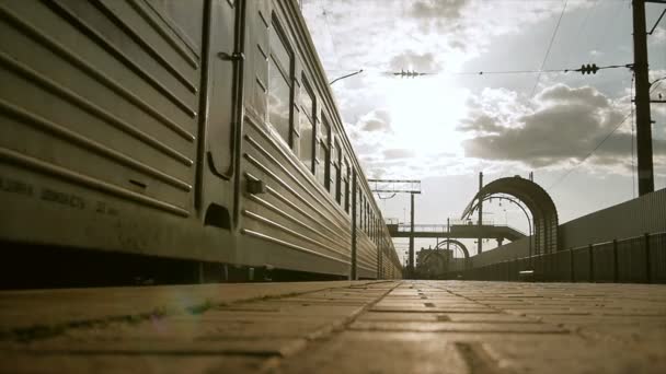 Siluetter av människor som passerar järnvägen på gamla metall bro — Stockvideo