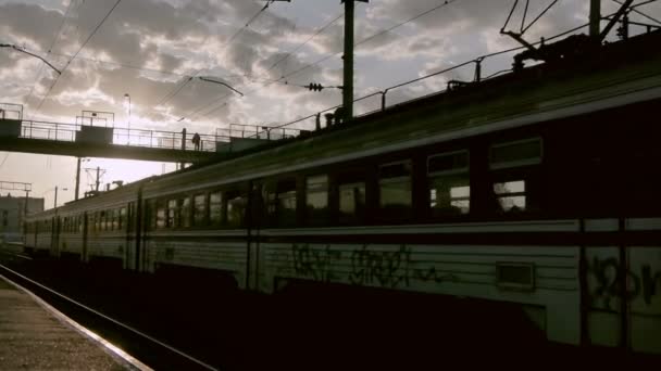 Ankunft des alten Zuges auf einem Bahnhof — Stockvideo