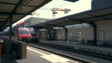 Şehir içi tren tren istasyonuna varış