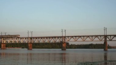 Kargo tren nehir geçiş Köprüsü