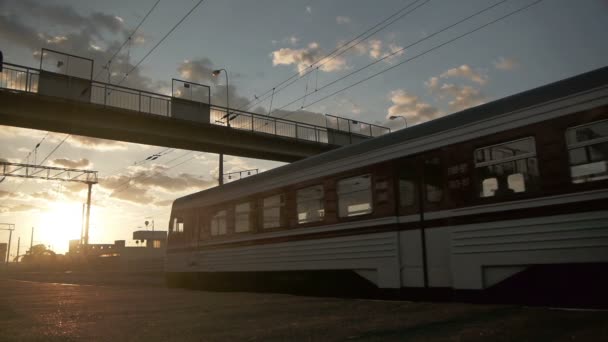 Прибуття старого поїзда на вокзал — стокове відео