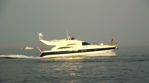 Vitt lyxyacht på havet på kvällen — Stockvideo