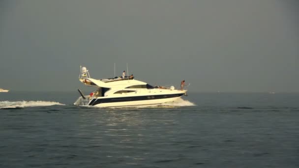 Yacht de luxe blanc sur la mer le soir — Video