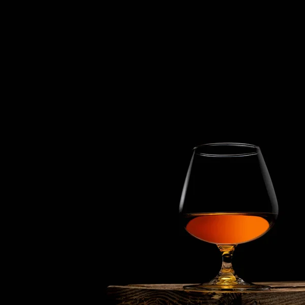 Bicchiere Whisky Con Scatola Legno Sfondo Nero — Foto Stock