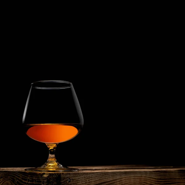 Een Glas Whisky Met Houten Doos Zwarte Achtergrond — Stockfoto