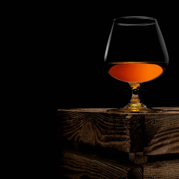 Bicchiere Whisky Con Scatola Legno Sfondo Nero — Foto Stock