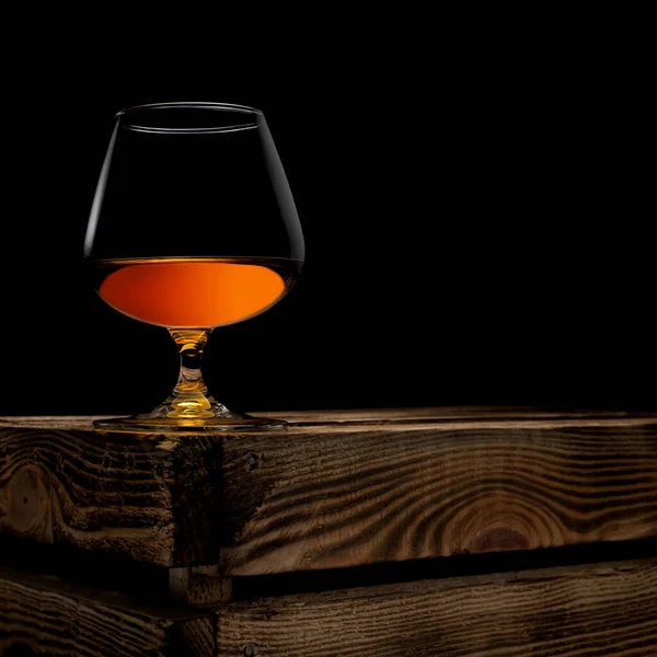 Bicchiere Whisky Con Scatola Legno Sfondo Nero — Foto Stock