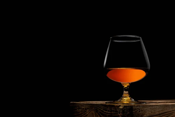 Bicchiere Whisky Con Scatola Legno Sfondo Nero — Foto Stock