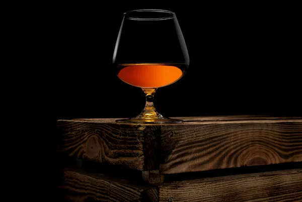 Bicchiere Whisky Con Scatola Legno Sfondo Nero — Foto Stock