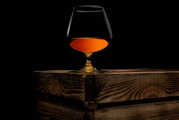 Vaso Whisky Con Caja Madera Sobre Fondo Negro Fotos de stock
