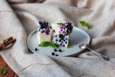 Lezzetli dilimler fırında cheesecake yok taze yaban mersini ve naneli