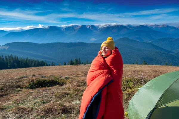 Молодая Девушка Стоит Спальным Мешком Рядом Палаткой Горами Заднем Плане Лицензионные Стоковые Фото