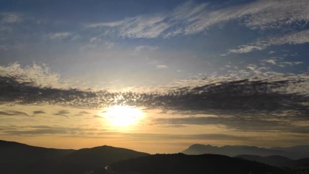 Desfasamento Tempo Pôr Sol Atrás Das Montanhas Com Belas Nuvens — Vídeo de Stock