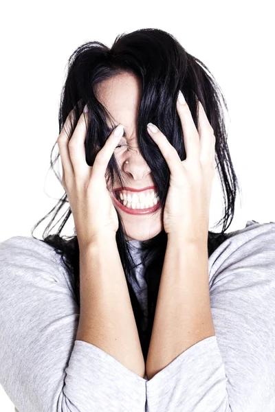 Mujer joven mostrando su ira y estrés hacia alguien sobre un fondo blanco . — Foto de Stock