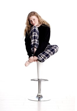 Rahat sarışın kadın.