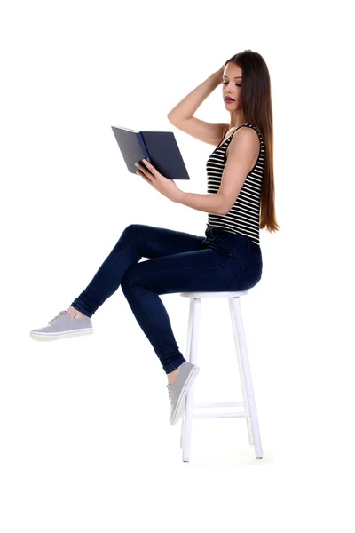 Mujer joven leyendo un libro. —  Fotos de Stock