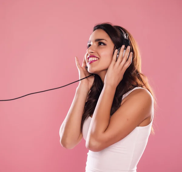 Mulher ouvindo música. — Fotografia de Stock