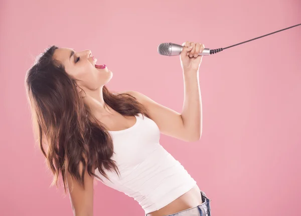 Retrato de una mujer encantadora y hermosa cantando . — Foto de Stock