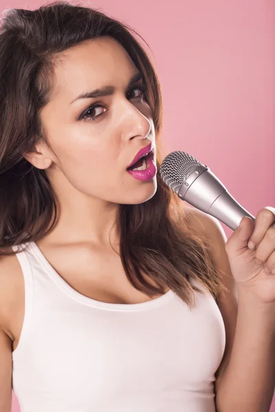 Retrato de una mujer encantadora y hermosa cantando . Imágenes de stock libres de derechos