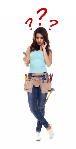 Verward vrouw met tools op een witte achtergrond. — Stockfoto