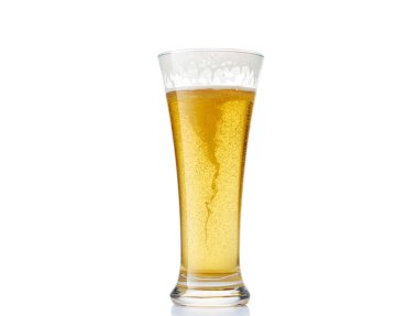 Bira cam üzerinde beyaz bir yolu ile izole