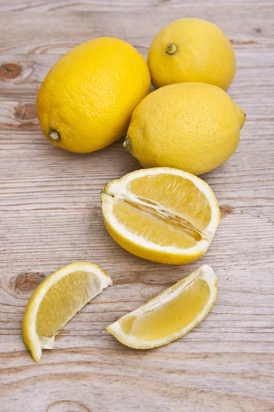 Limoni su legno — Foto Stock