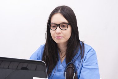Kadın doktor çalışıyor.