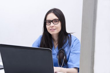 Kadın doktor çalışıyor.