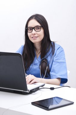 Kadın doktor çalışıyor.