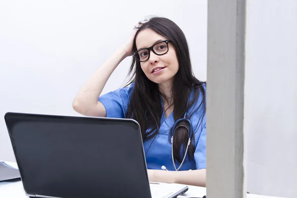 Vrouw arts geneeskunde — Stockfoto