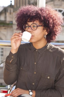 Kahve içen kadın