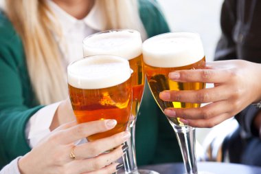 Kızartma ve bira kutluyor