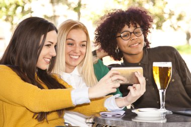 Kızlar bir selfie elde 