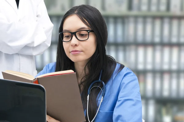 Vårdpersonal och medicinehealth proffs och medicin — Stockfoto