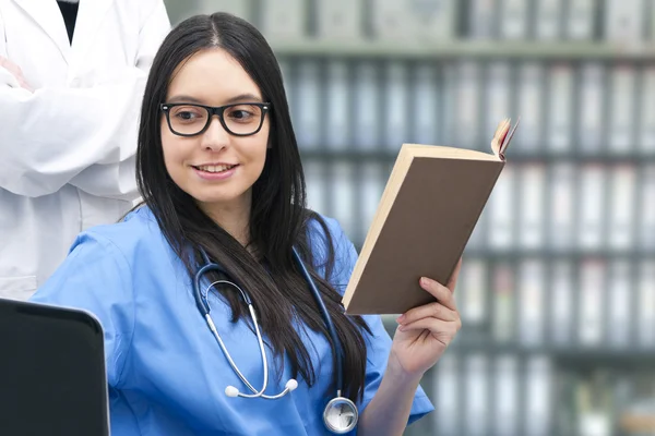 Zdravotničtí pracovníci a medicinehealth odborníky a lékařství — Stock fotografie