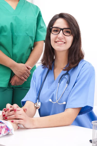 Arzt arbeitet im Büro — Stockfoto